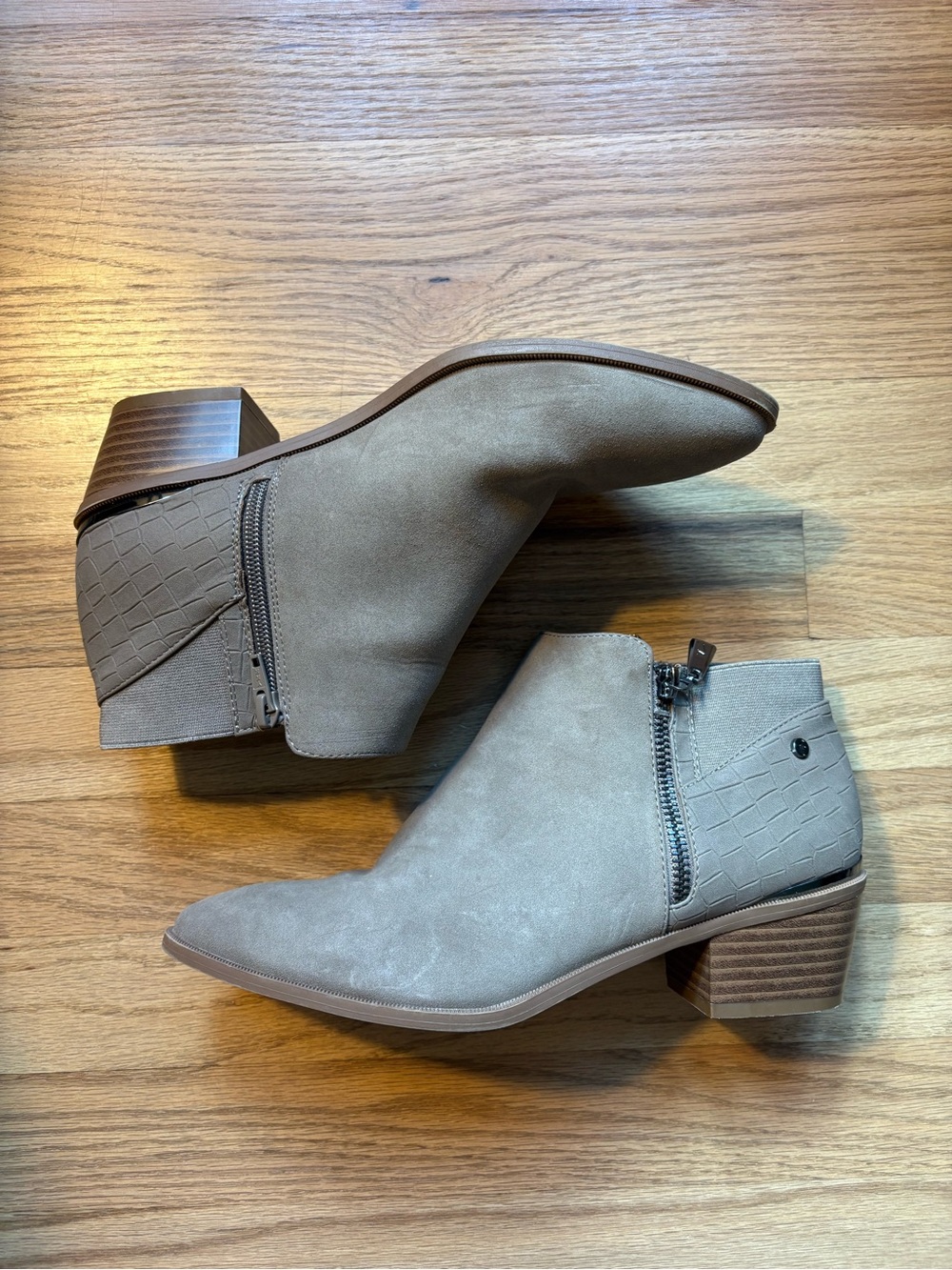 Simply Vera Vera Wang Suede Boots, size 9 womenโs